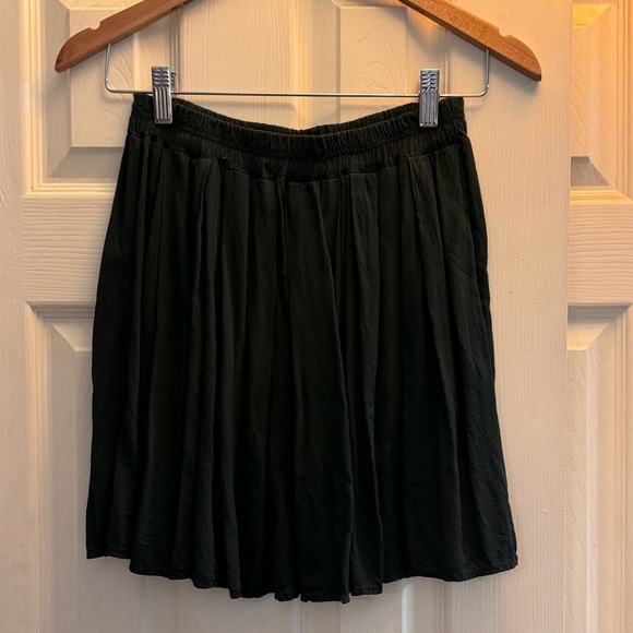 Brandy Melville Black Pleated Elastic Waist Mini Skirt: M-L - Picture 1 of 3